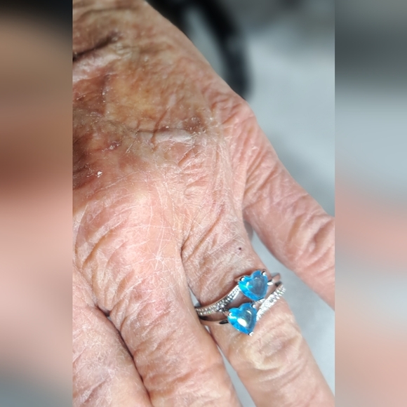Elegant Blue Heart Ring - Picture 5 of 5